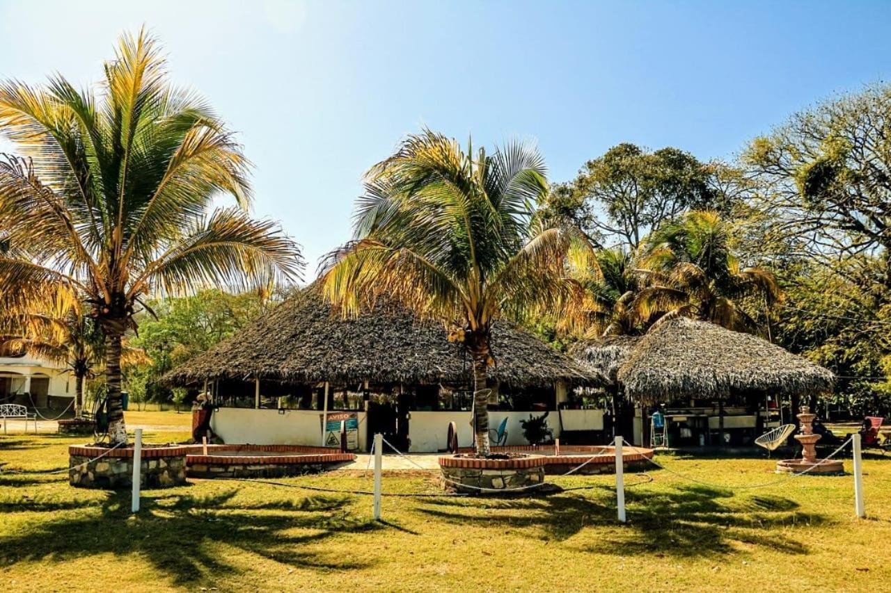 Hotel Y Restaurante El Texano ทามาโซโป ภายนอก รูปภาพ
